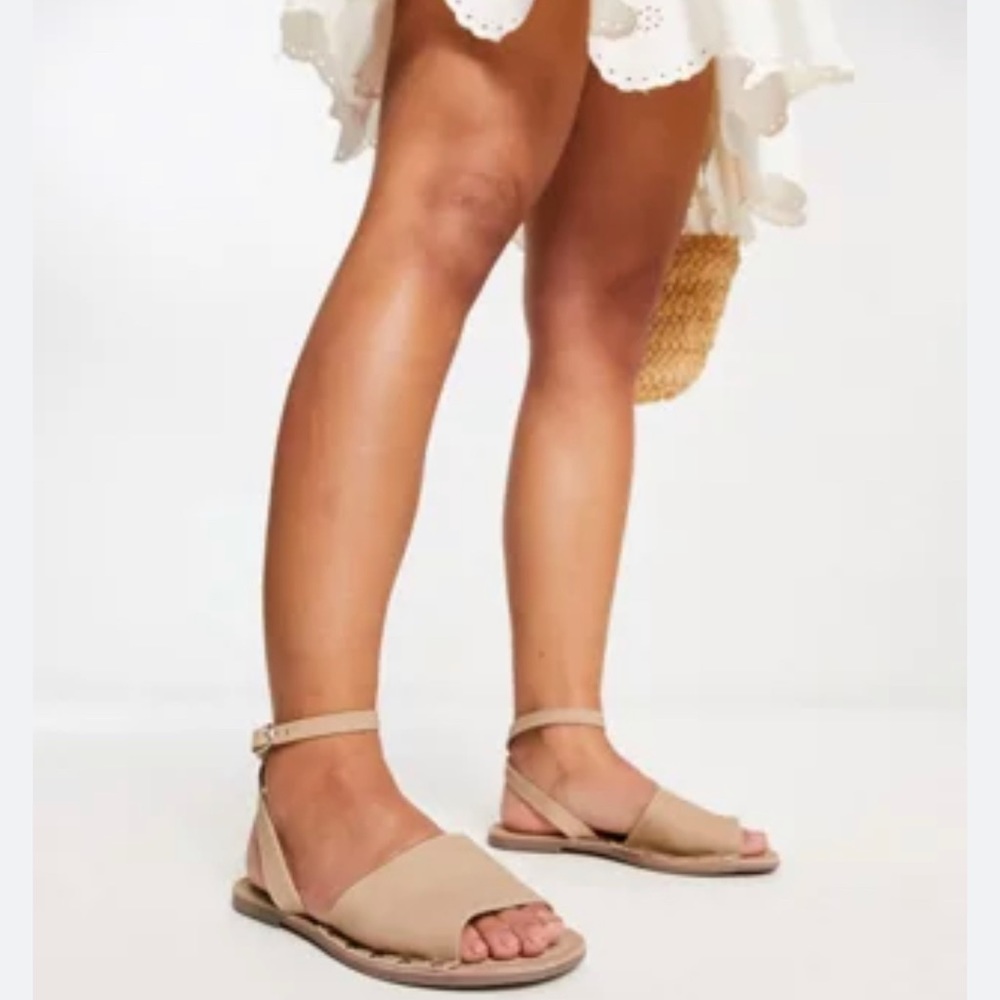 NEW/NEVER WORN ASOS DESIGN FARAH LEATHER STUDDED FLAT SANDAL US10